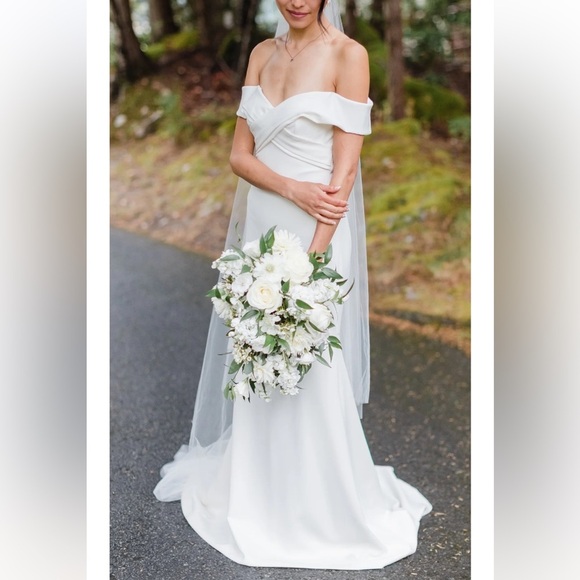 Theia Dresses & Skirts - Theia Blake Wedding Gown Crepe size 10